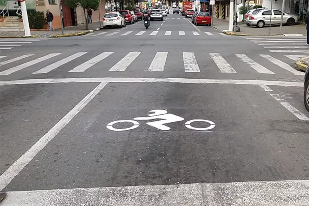 bolsao moto cap jpg Área de Espera para Motos: Parar com o Carro Pode Resultar em Multa?