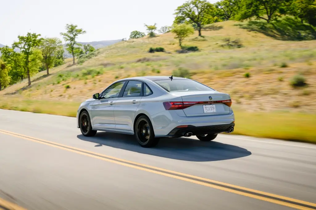 jetta 2025 gli 1 O tão aguardado Volkswagen Jetta motor 2.0 turbo de 231 cv de potência está confirmado para o Brasil; veja quando chega.