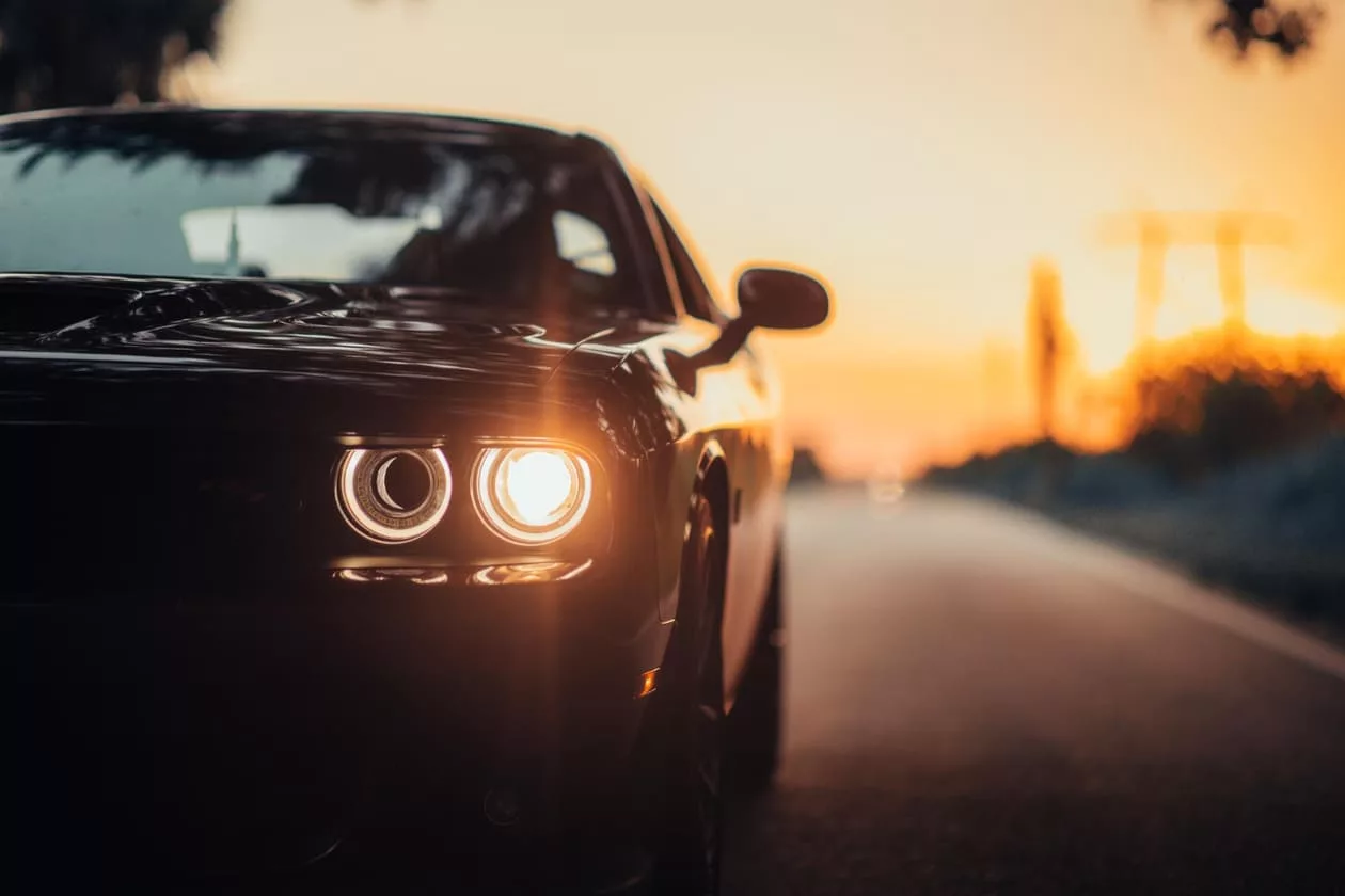 farol carro jpg Faróis Acesos Durante o Dia: O Que Mudou na Lei do Farol no Brasil?