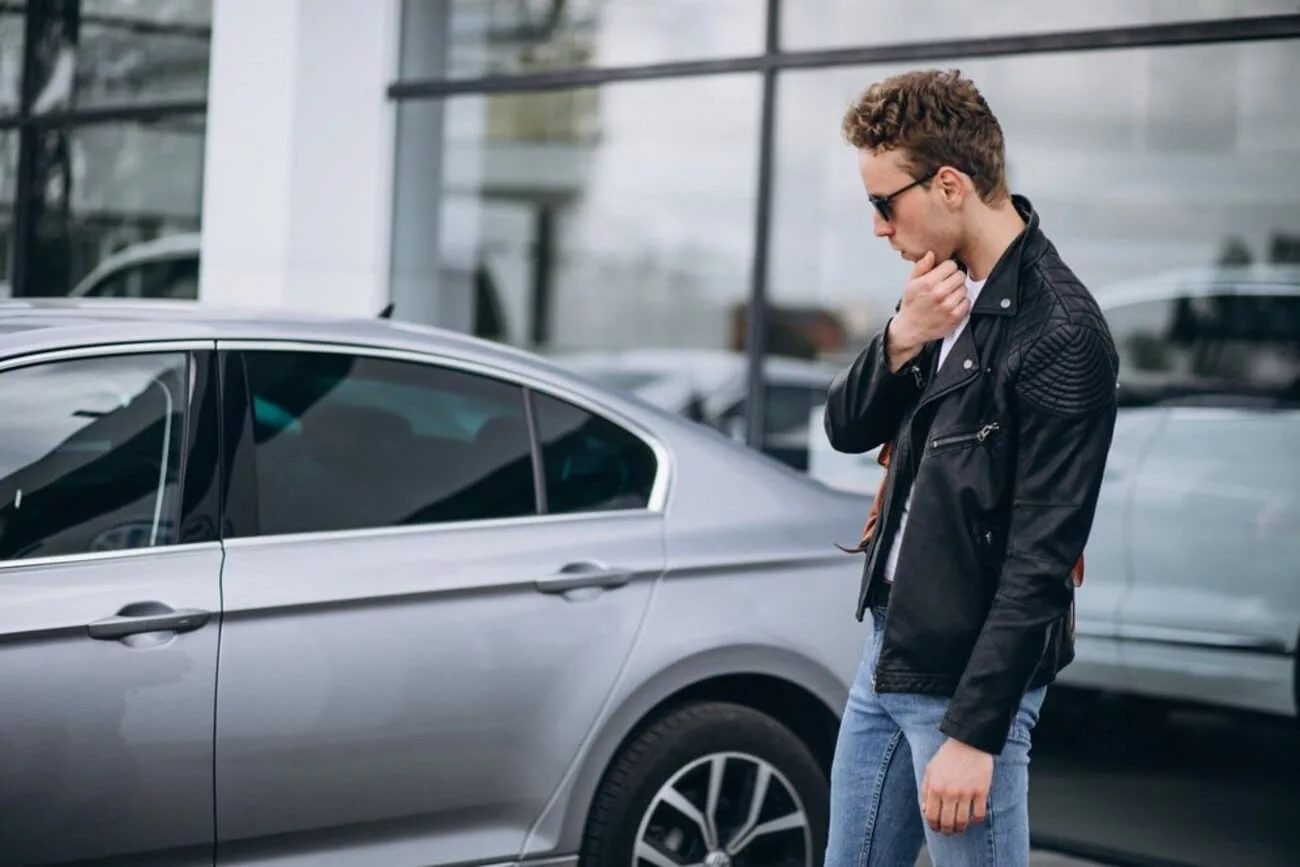 carro concessionaria jpg 4 Carros com Desconto para o Fim de 2024 que Valem o Investimento