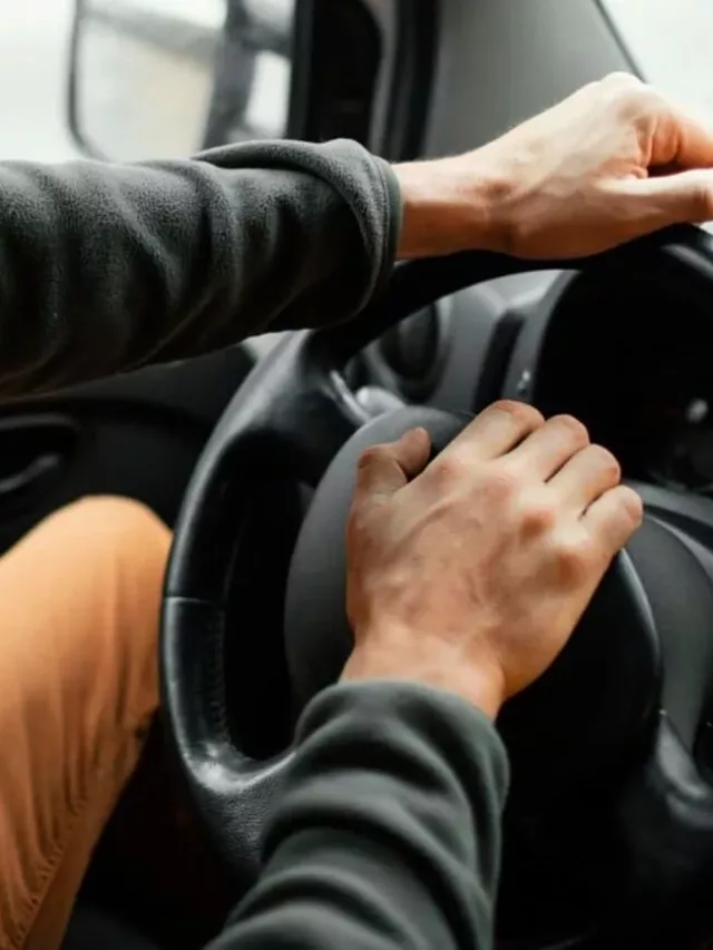 cropped-close-up-homem-no-carro-dirigindo_23-2148889978.webp