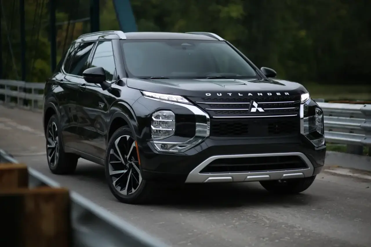mitsubishi outlander phev 111 Em Podcast, Presidente da HPE Automóveis, confirma que a Mitsubishi Outlander PHEV será lançado no Brasil em 2025.