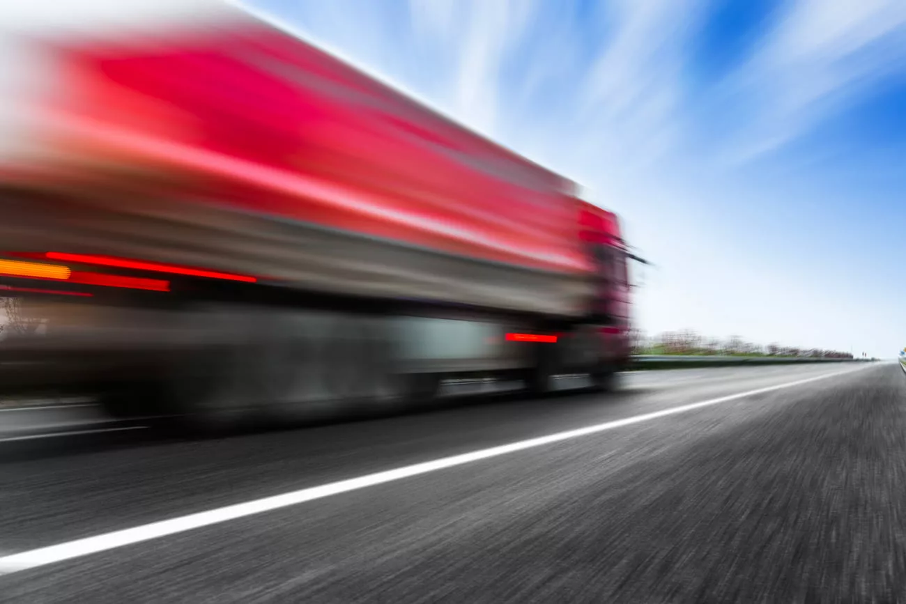 carro caminhao Como Ultrapassar Caminhões com Segurança: Dicas Cruciais para Motoristas