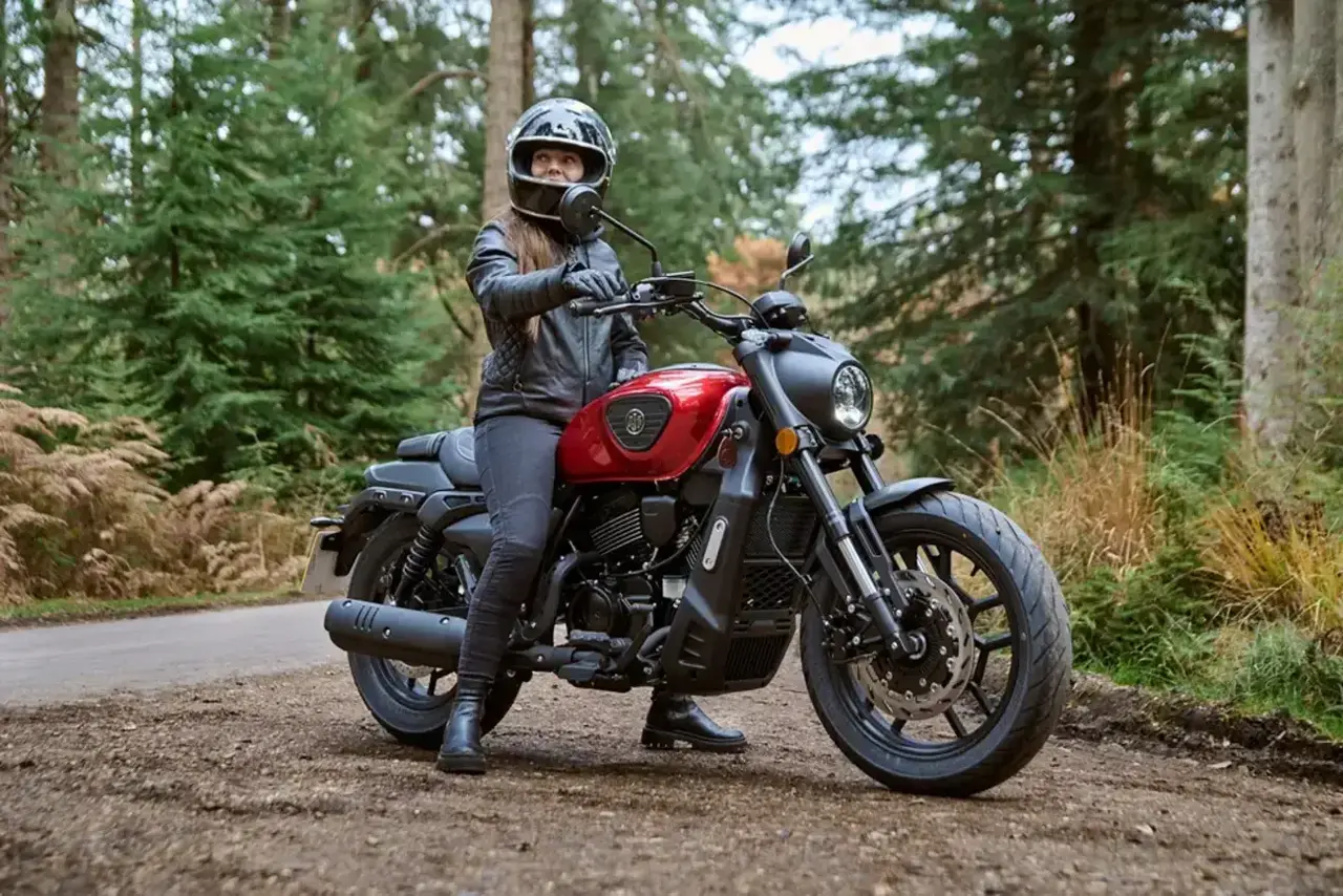 ajs sedona 250 2 vermelha.jpg Com design robusto, a AJS Sedona 250 equilibra tradição e modernidade em uma moto acessível e prática.