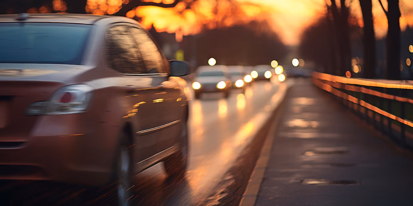 um espelho de carro mostrando o trafego da cidade desfocado a noite 157027 4038 IPVA 2025: Isenção para carros antigos varia entre estados brasileiros