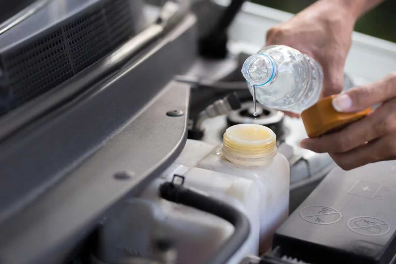 agua radiador shutterstock 658219390 Pode Usar Água no Radiador? Entenda os Perigos para o Motor