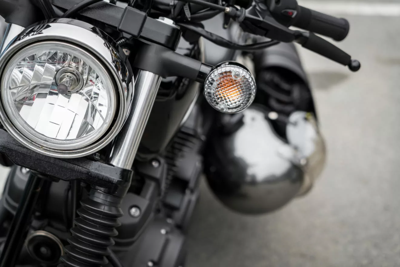 farol moto 1 Farol de moto apagado dá multa mesmo de dia: entenda a regra e sua importância na segurança