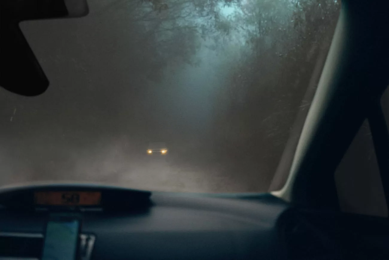 carro neblina 1 Saiba como dirigir na neblina com mais segurança e confiança.