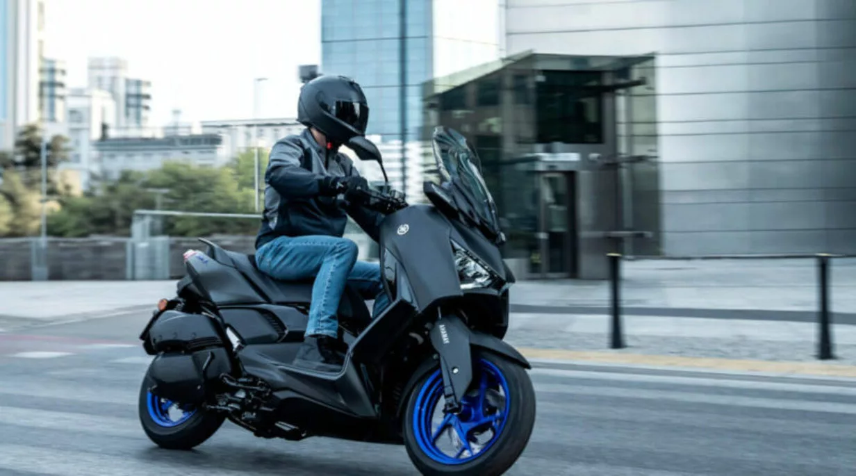 yamaha xmax 300 connected 2026 acao 800x445 1 É oficial! Yamaha XMax 300 2026 chega ao Brasil com novo motor, mais tecnologia e preço competitivo