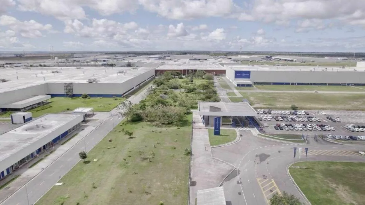 polo automotivo stellantis em goiana pernambuco com vista para os galpoes e carros estacionados 36509386 Stellantis atinge marco histórico com 100 mil veículos produzidos em um único mês