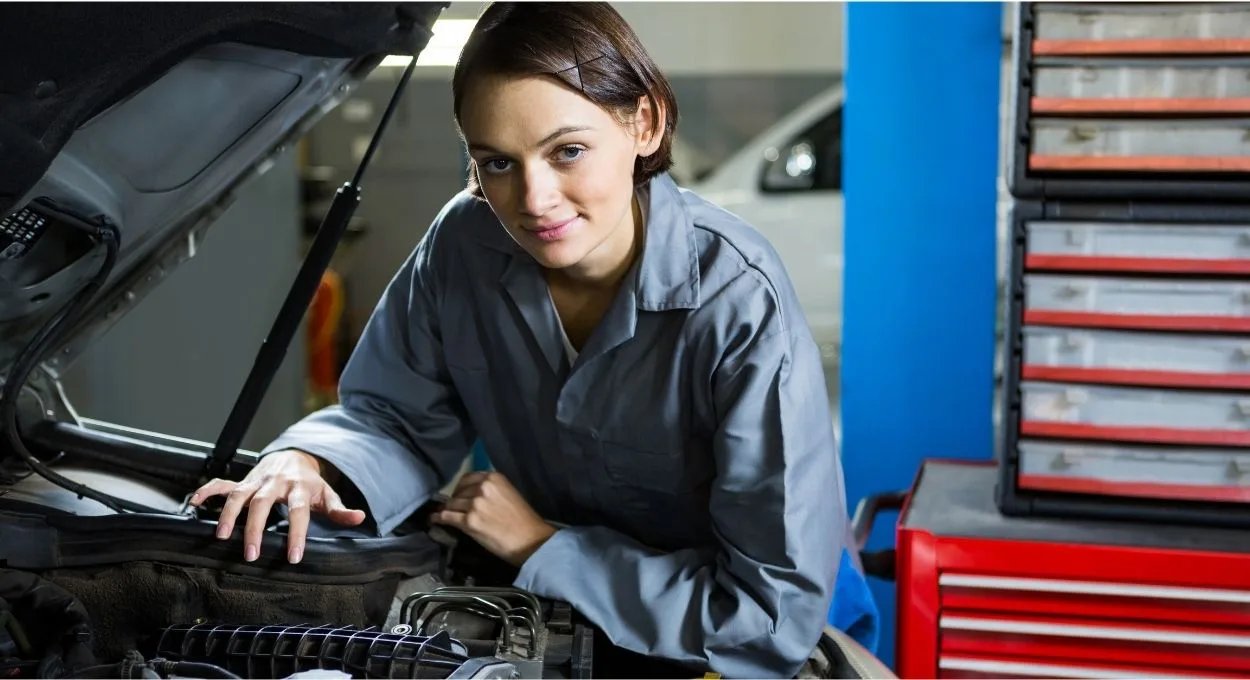 mulher mecanica De 5% para 16% em seis anos: a ascensão feminina no mercado automotivo que vai dominar a Autopar 2026